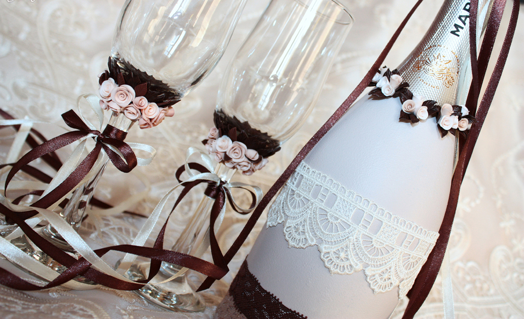 Украшение бутылок на свадьбу: где использовать декор