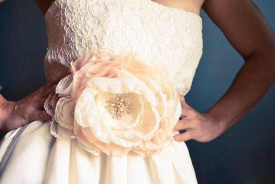 Украшаем свадебное платье при помощи аксессуаров своими руками